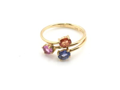 An 18ct gold ring set with three coloured stones.
Size N and 3.07g