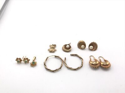 A collection of assorted 9ct gold earrings and pendants.
10g