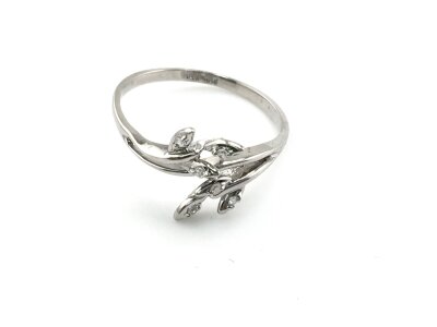 A 10ct white gold floral design ring.
Size L and 1.41g