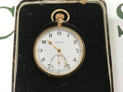 A fine quality 9ct gold cased Vertex button wind pocket watch. Very nice condition with no inscription, seen working. Comes in a fitted box.