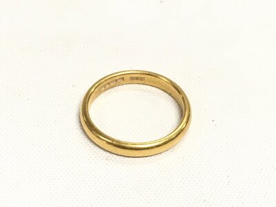 A 22ct gold band, approx 4.4g and approx size O.