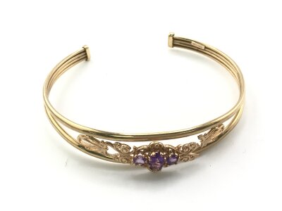 A 9ct gold bangle set with amethyst.
6.27g