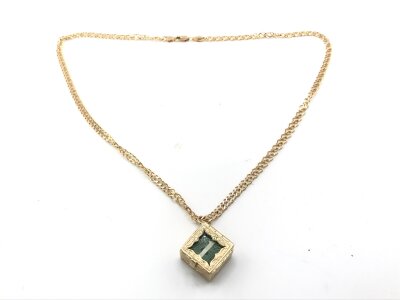 A 9ct gold chain with a 9ct box charm containing one pound note.
18.95g