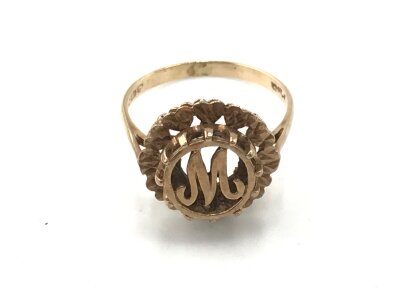 A 9ct gold M monogram ring.
O 1/2 and 2.87g
