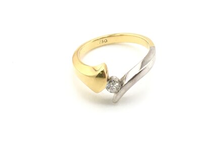 An 18ct gold two tone ring with diamond solitaire.
0.17ct diamond size M 1/2 and 5.62g