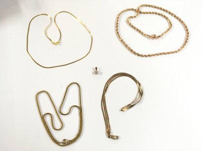 9ct gold necklaces and a 9ct gold pendant. Total weight approximately 15g
