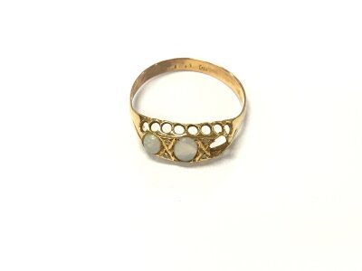 An 18ct gold ring set with opals one stone missing.
R 1/2 and 1.84g