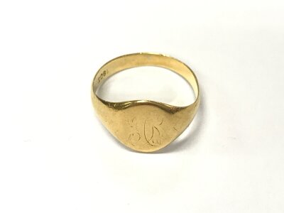 An 18ct gents signet ring
4.14g and size Q
