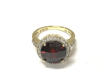 A 14ct gold cocktail ring set with faceted garnet.
N 1/2 and 6.64g