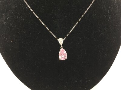 An 18ct white gold necklace with a pink tanzanite pendant.
3.38g