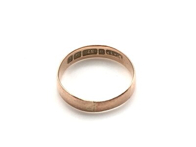 A vintage 9ct gold band
Size M and 1.43g