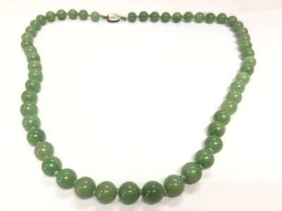A jade necklace set with silver clasp.
Approx 66cm length