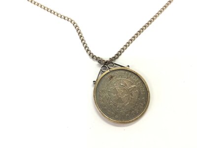 A South African 2 1/2 shillings coin in a silver mount with silver chain.
27.85g