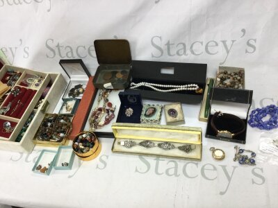 Mixed collection of costume jewellery including silver and gold items.