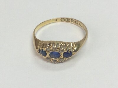 An 18ct gold diamond and sapphire rings.
2.72g and size R