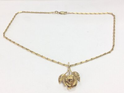 A 9ct gold floral design necklace. 9.60g
