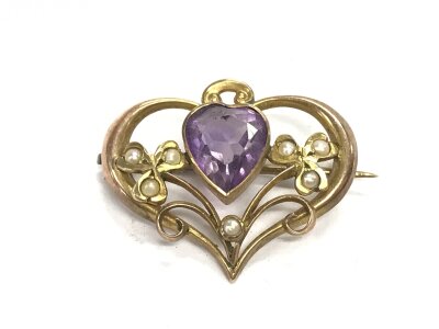 A 9ct Edwardian heart shaped amethyst and seed pearl brooch. Approximately 26mm