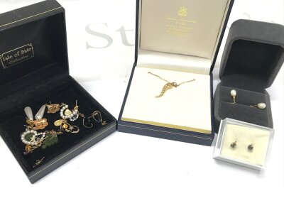 A collection of 9ct gold Jewellery including earrings , pendant necklace
