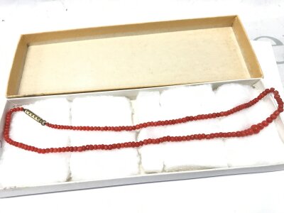 A coral bead necklace, 22cm long