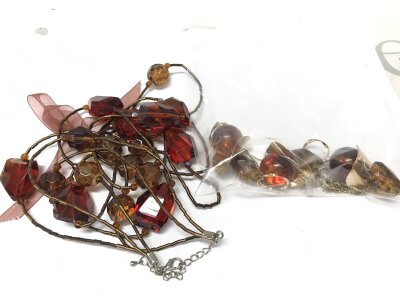 A Sherry coloured glass necklace and bracelet . Oliver faux bonastle amber