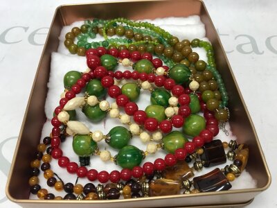 A Collection of necklaces, green phenolic, 1 genuine Leicite