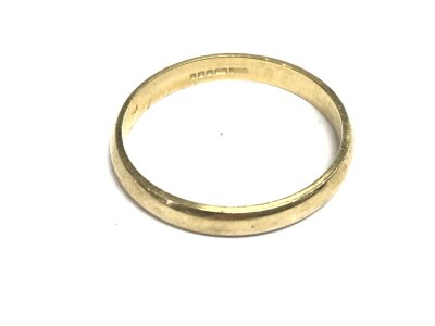 A 9ct gold wedding band. Size W and 2.85g