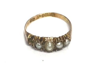 A 9ct gold ring set with pearls (A/F) Size Q and 2.02g