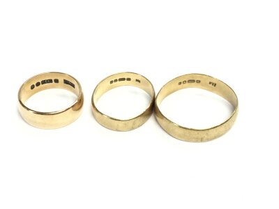 Three 9ct gold bands 9.85g total.