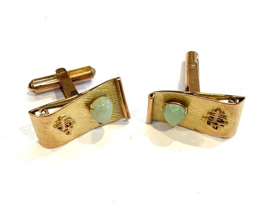 A pair of Chinese 14ct gold and jade mounted cufflinks, 9.2g.