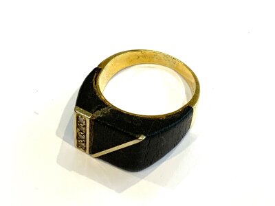 An unusual 18ct yellow gold, Ebony and diamond set ring, Size O. 6.4g