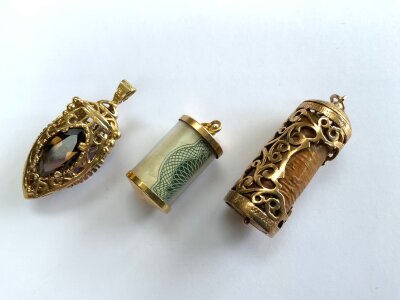 3 9ct gold charms, (Smokey quartz charm, 1 Pound Note Charm, 10 Shilling note charm).