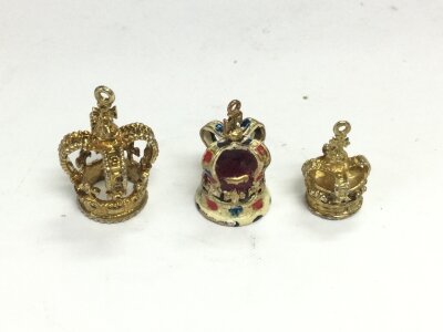 Three yellow metal crown pendants. 12.77g tested as gold