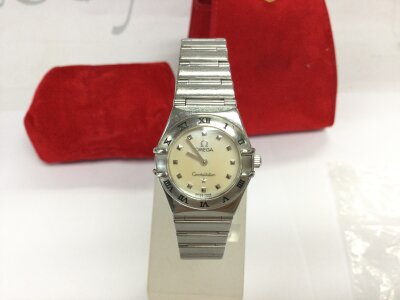 A ladies Omega Constellation my choice watch. With Mother of pearl dial and steel case and bracelet. Quartz movement seen running. Comes with two additional links. 25mm case. Comes with red canvas bag.