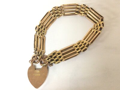 A 9carat gold gate bracelet with a padlock clasp. Weight 13.8g