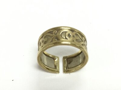 A 9ct gold split ring size T and 6.19g