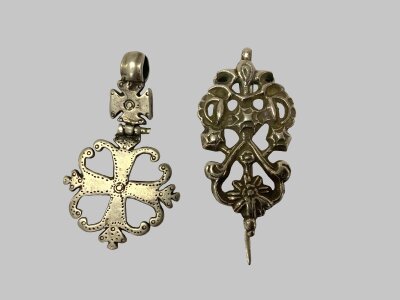 2 White metal jewellery items to include an Ethiopian style cross pendant 7cm, cast cloak pin 7.7cm