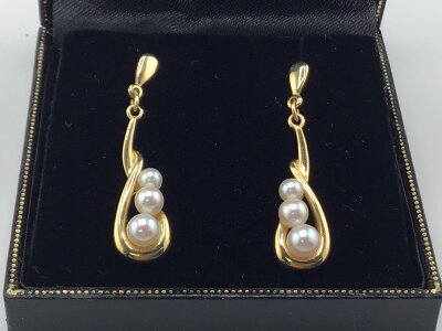 A pair of 750 18carat gold earrings each set with three graduating cultured pearls weight 4.9g