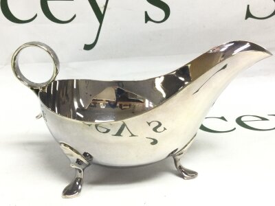 A Sheffield silver hallmarked sauce boat, 10cm tall 18cm wide, 225g total weight