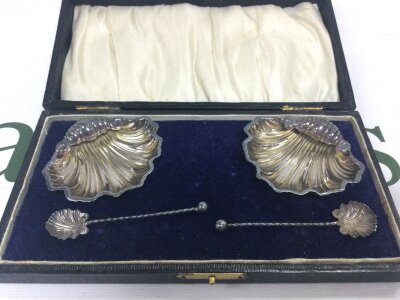 A cased pair of silver hallmarked salt cellars, total weight 25g- NO RESERVE