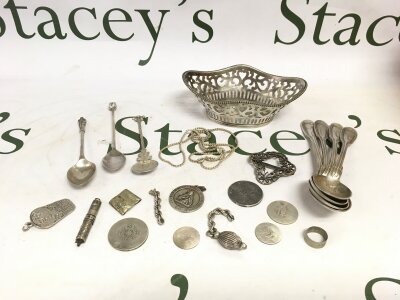 A collection of white metal oddments including some silver plated items.