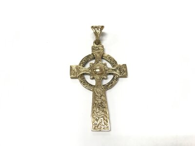 A 9ct gold Celtic cross, 9.9g
