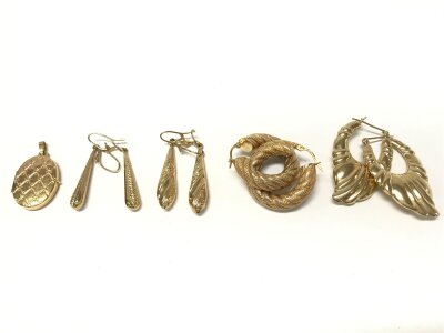 A Collection of 9ct gold earrings and a pendant. 15g total weight