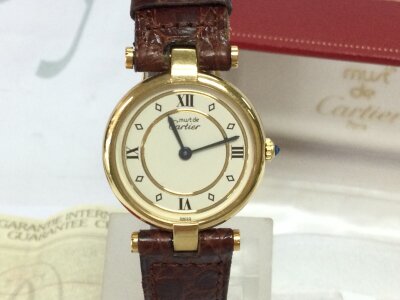 A Cartier must de ladies watch with box and paperwork. Case is 925 silver gold plated with a cream dial. 
Approx 24mm case with the iconic blue sapphire set crown.