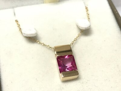 A 14k gold pink tourmaline pendant necklace. 3.5g