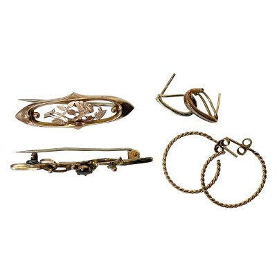 A small collection of 9ct gold jewellery. (approx 7g).