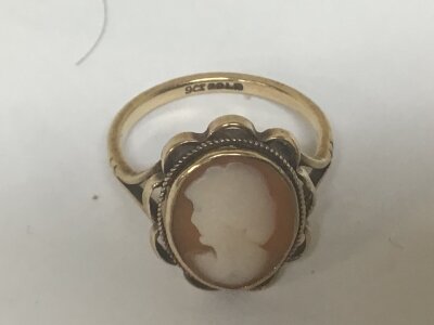 A 9cart gold ring set with a small cameo portrait.weight 2.9g