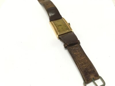 A 1940s Tanner 18ct gents gold cased watch with leather strap. Approximately 20g