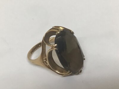 A 9carat gold ring set with a large cut smoked Quartz stone. Total weight 6.5g
