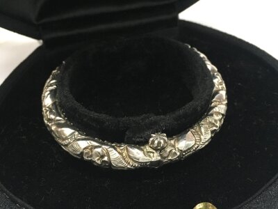 A children’s silver bangle/ rattle, 19g total weight