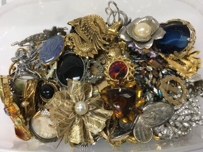 A collection of mixed brooches, no reserve